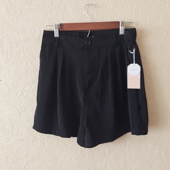 Women's black pleated shorts high rise NEW Sz medium - Picture 1 of 9